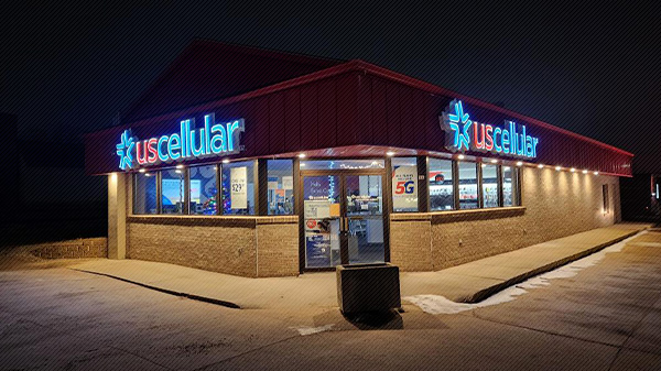 Exterior of US Cellular building in Forest City, IA at night